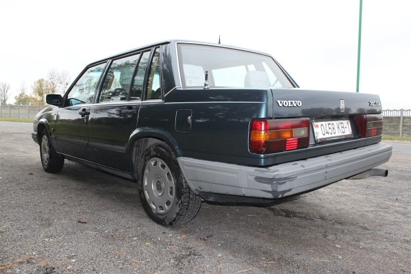 Настоящий «шведский чемодан»! На брестских улицах до сих пор ездит на неубиваемом Volvo 740 GL