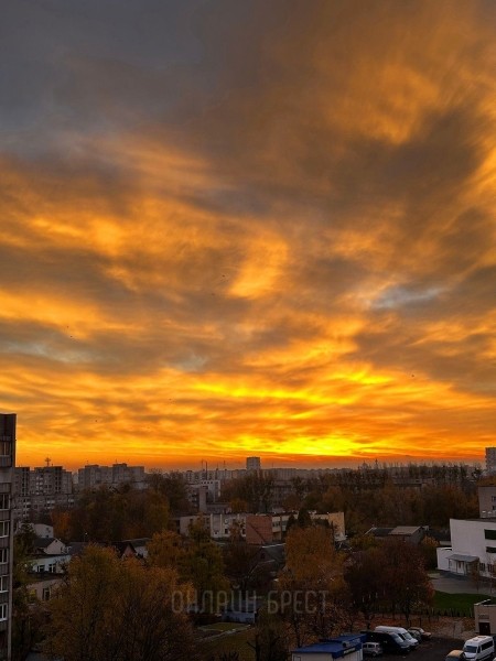 
                Читательница: Вау! Посмотрите, какой огненный рассвет был сегодня в Бресте
            