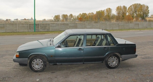 Настоящий «шведский чемодан»! На брестских улицах до сих пор ездит на неубиваемом Volvo 740 GL