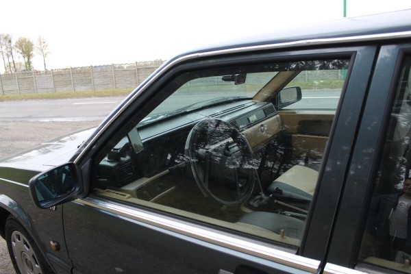 Настоящий «шведский чемодан»! На брестских улицах до сих пор ездит на неубиваемом Volvo 740 GL