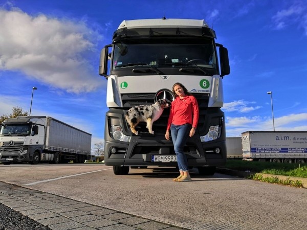 «Да хоть с крокодилом! Главное, чтобы в кабине было чисто!» Белоруска ушла в дальнобой и ездит... с собакой
