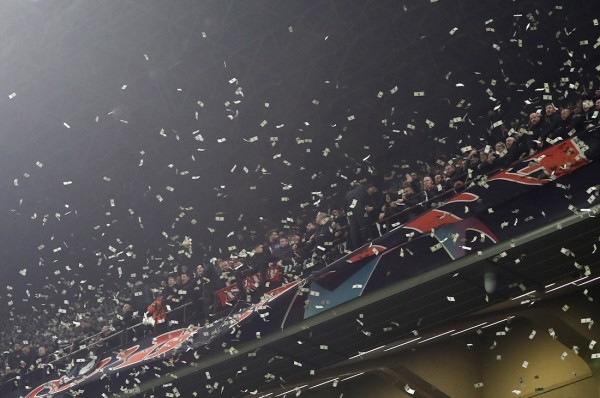 Фанаты во время матча забросали вратаря «деньгами». Что это значило? Фанаты во время матча забросали вратаря «деньгами». Что это значило?