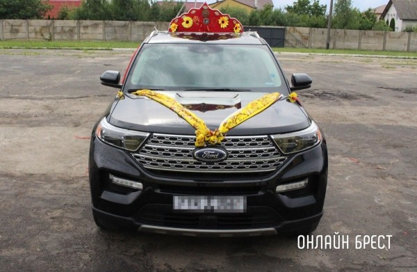 
                Читатель: Посмотрите, как украшают молодожены из Туркменистана автомобили на свадьбу. Ярко и оригинально, правда? Фото сделаны в Бресте
            