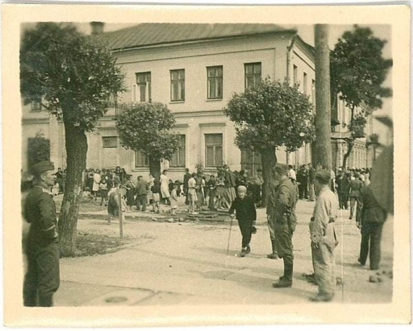 
                Жители Бреста у колонки, 1941-1944 гг. Здание сохранилось, угол ул. Будённого и пл. Свободы
            