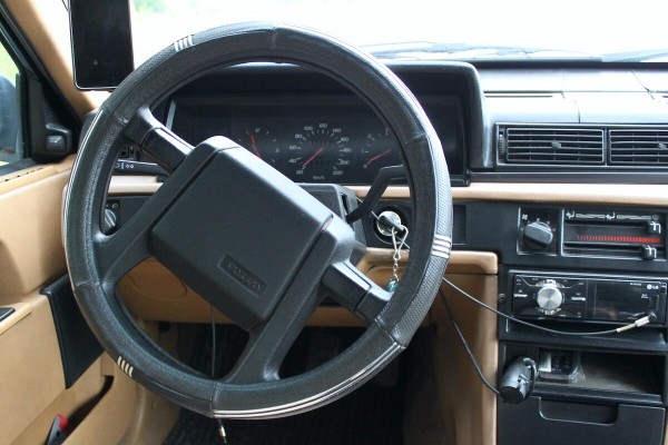 Настоящий «шведский чемодан»! На брестских улицах до сих пор ездит на неубиваемом Volvo 740 GL