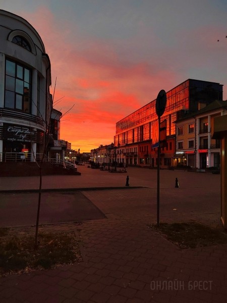 
                Читатель: Прекрасный рассвет был сегодня в Бресте
            
