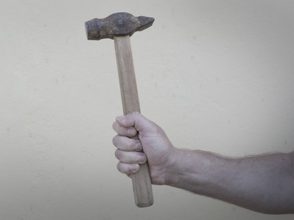 Нетрезвый мужчина, которому «мешали спать», ударил гостя соседки молотком. Случай в Беларуси