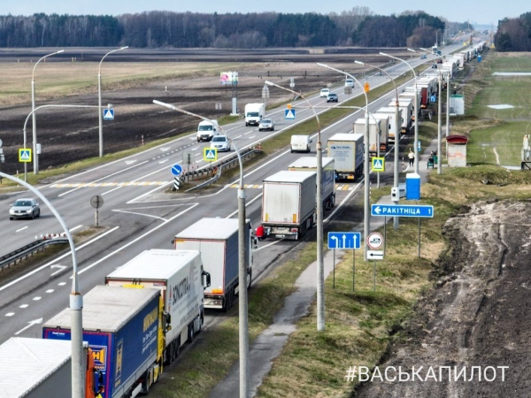 Тысячи фур и сотни легковушек: очереди растут на границе Беларуси и ЕС