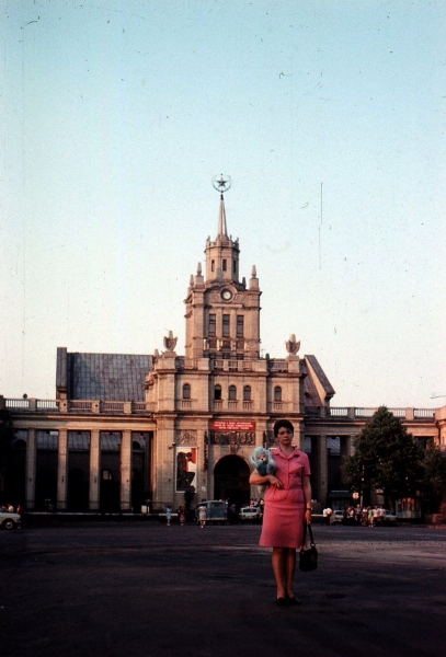 Дама с игрушкой. Железнодорожный вокзал в Бресте, 1976 год.
Дама с игрушкой. Железнодорожный вокзал в Бресте, 1976 год.