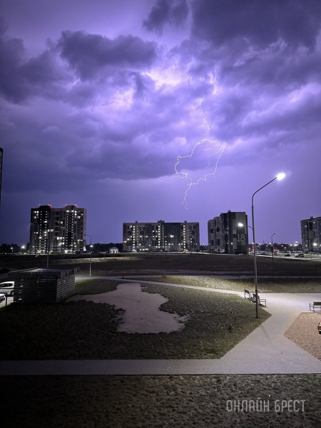 Читатель: Страшно и красиво! Сегодняшняя гроза в Бресте
Читатель: Страшно и красиво! Сегодняшняя гроза в Бресте