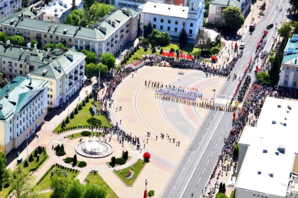 
                Мероприятие по случаю Дня государственных флага, герба и гимна в Бресте с высоты птичьего полета
            