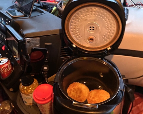 «После такой работы многие разводятся». Белоруска ушла в дальнобой вслед за мужем