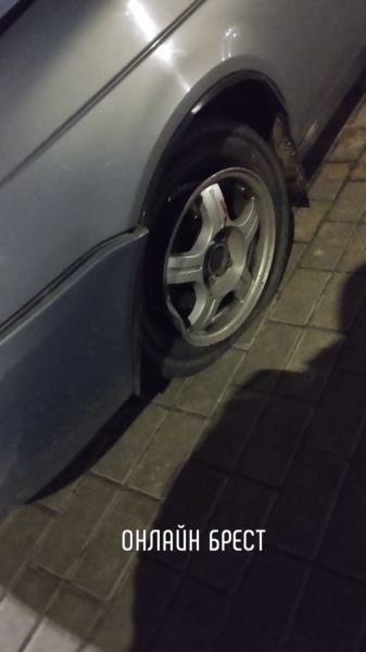 
                Очевидец:  ДТП на ул.Екельчика в Бресте. Снесён дорожный знак на кольце
            