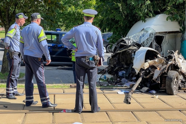 В Минске грузовой бус попал под трамвай, водитель умер