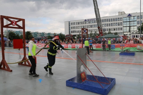 На площадке у администрации Московского района стартовали соревнования «Сильнейший пожарный спасатель «Брестский рубеж-2023»
На площадке у администрации Московского района стартовали соревнования «Сильнейший пожарный спасатель «Брестский рубеж-2023»