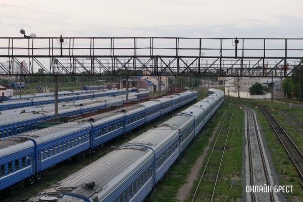 62-летний зацепер: белорус решил прокатиться на подножке поезда «Вилейка – Брест» 62-летний зацепер: белорус решил прокатиться на подножке поезда «Вилейка – Брест»