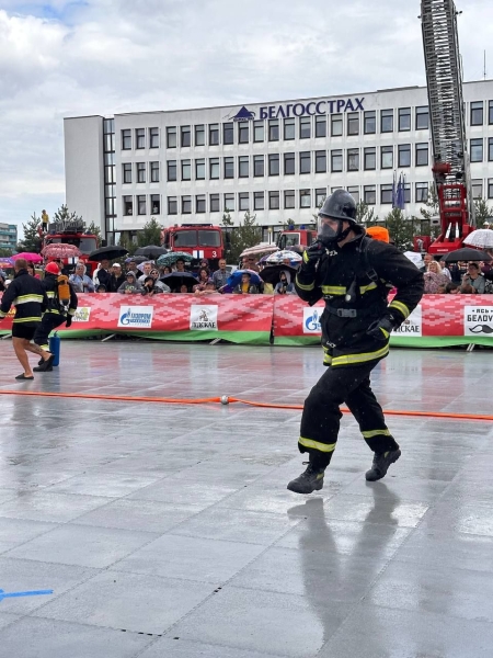 На площадке у администрации Московского района стартовали соревнования «Сильнейший пожарный спасатель «Брестский рубеж-2023»
На площадке у администрации Московского района стартовали соревнования «Сильнейший пожарный спасатель «Брестский рубеж-2023»
