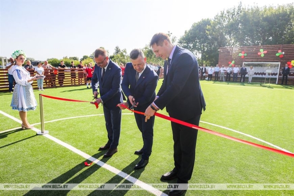 Заинтересовать спортом и найти таланты. Площадку для игры в мини-футбол открыли в Городище Барановичского района