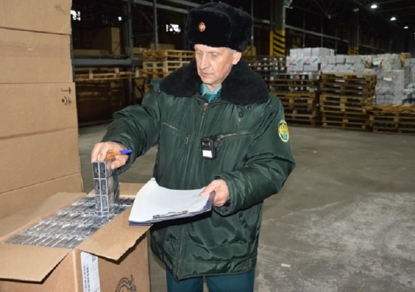В России таможенники остановили фуру из Беларуси, но водитель сразу сбежал. Причина – миллион пачек безакцизных сигарет