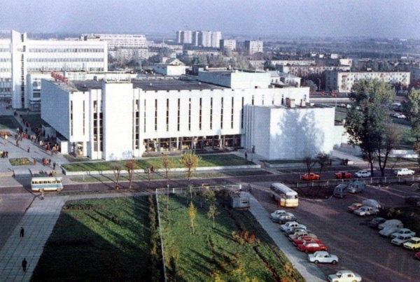 Посмотрите на старые фотографии ЦУМа в Бресте. На одной из фотографий можно увидеть, как он строился
Посмотрите на старые фотографии ЦУМа в Бресте. На одной из фотографий можно увидеть, как он строился