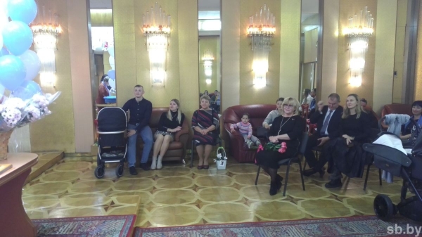 В Бресте детям, родившимся в День мира, вручили сертификаты