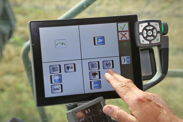 Водитель самого крутого комбайна в Беларуси: «За 1 000 рублей в поле точно бы не работал!»