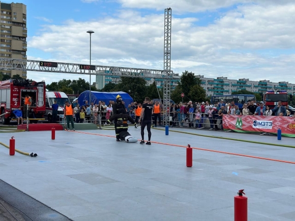 На площадке у администрации Московского района стартовали соревнования «Сильнейший пожарный спасатель «Брестский рубеж-2023»
На площадке у администрации Московского района стартовали соревнования «Сильнейший пожарный спасатель «Брестский рубеж-2023»