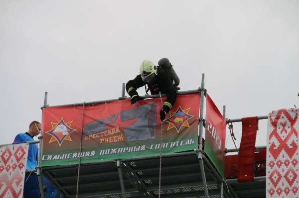 На площадке у администрации Московского района стартовали соревнования «Сильнейший пожарный спасатель «Брестский рубеж-2023»
На площадке у администрации Московского района стартовали соревнования «Сильнейший пожарный спасатель «Брестский рубеж-2023»