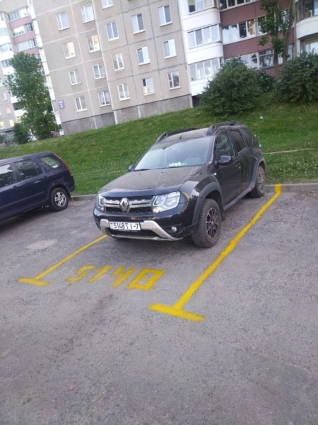 «Нет парковочного места? Нарисуй!» Мужчина о том, как кто-то радикально решил проблему со стоянкой во дворе «Нет парковочного места? Нарисуй!» Мужчина о том, как кто-то радикально решил проблему со стоянкой во дворе