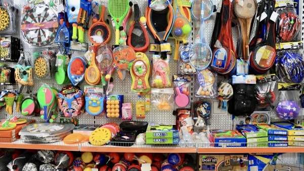 ТРИ ЭТАЖА ТОВАРОВ ДЛЯ ВСЕЙ СЕМЬИ! Детские игрушки и развлечения, канцтовары, женская, мужская, детская одежда и обувь в «Детском мире» на Советской ТРИ ЭТАЖА ТОВАРОВ ДЛЯ ВСЕЙ СЕМЬИ! Детские игрушки и развлечения, канцтовары, женская, мужская, детская одежда и обувь в «Детском мире» на Советской