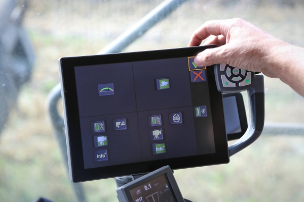 Водитель самого крутого комбайна в Беларуси: «За 1 000 рублей в поле точно бы не работал!»