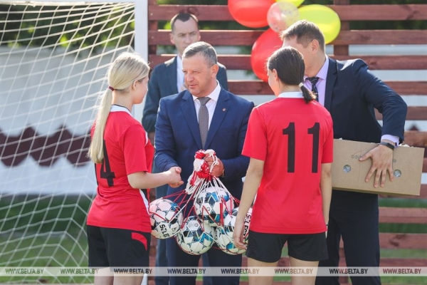 Заинтересовать спортом и найти таланты. Площадку для игры в мини-футбол открыли в Городище Барановичского района