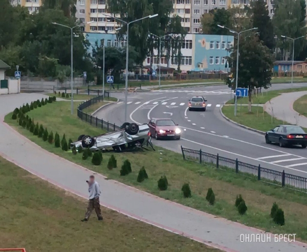 
                Очевидец: В Пинске перевернулся автомобиль
            