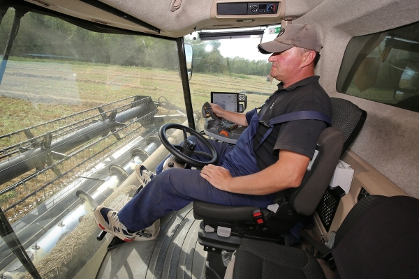 Водитель самого крутого комбайна в Беларуси: «За 1 000 рублей в поле точно бы не работал!»