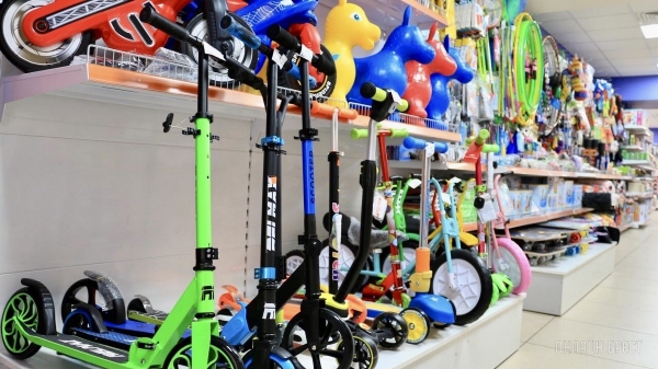 ТРИ ЭТАЖА ТОВАРОВ ДЛЯ ВСЕЙ СЕМЬИ! Детские игрушки и развлечения, канцтовары, женская, мужская, детская одежда и обувь в «Детском мире» на Советской ТРИ ЭТАЖА ТОВАРОВ ДЛЯ ВСЕЙ СЕМЬИ! Детские игрушки и развлечения, канцтовары, женская, мужская, детская одежда и обувь в «Детском мире» на Советской