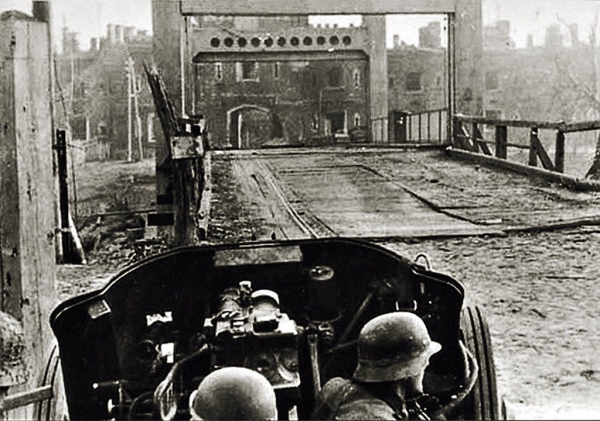 
                Брестская крепость, вид на Холмские ворота
            