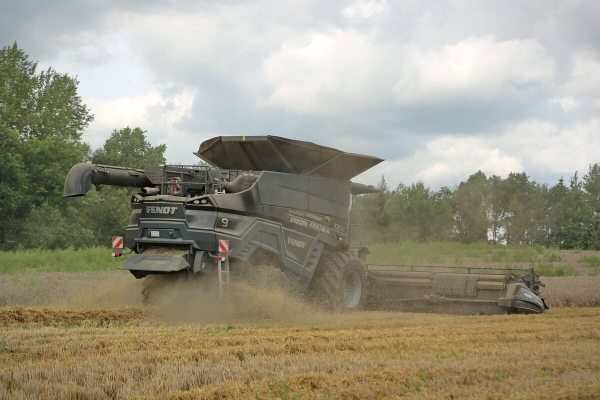 Водитель самого крутого комбайна в Беларуси: «За 1 000 рублей в поле точно бы не работал!»