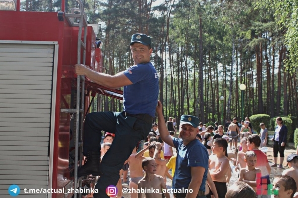 Жабинковские спасатели устроили водную феерию ребятам, отдыхающим в оздоровительном лагере «Орленок»