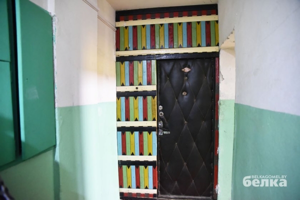 Конфликт в малосемейке: один сосед построил самодельный тамбур — другие пошли в суд