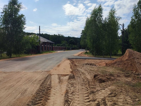 Прибужье приводит в порядок дороги. В деревне Гули укладывают асфальтное покрытие. Часть работ уже выполнена
Прибужье приводит в порядок дороги. В деревне Гули укладывают асфальтное покрытие. Часть работ уже выполнена
