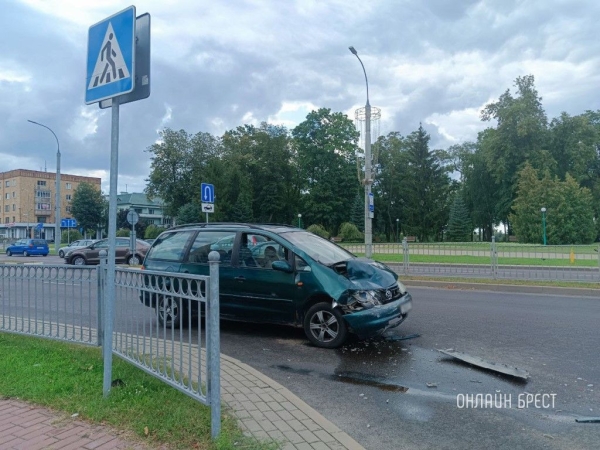 Читатель: Сегодня в Бресте на Машерова произошло ДТП с участием Volkswagen и Geely
Читатель: Сегодня в Бресте на Машерова произошло ДТП с участием Volkswagen и Geely