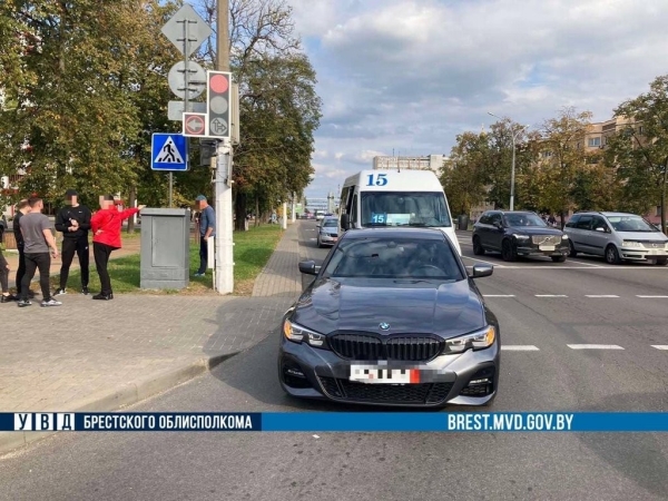 Маршрутка с пассажирами столкнулась с BMW в Бресте Маршрутка с пассажирами столкнулась с BMW в Бресте