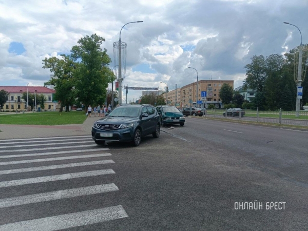 Читатель: Сегодня в Бресте на Машерова произошло ДТП с участием Volkswagen и Geely
Читатель: Сегодня в Бресте на Машерова произошло ДТП с участием Volkswagen и Geely