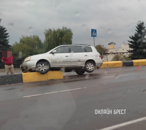 Очевидец: Необычное ДТП произошло в Бресте
Очевидец: Необычное ДТП произошло в Бресте