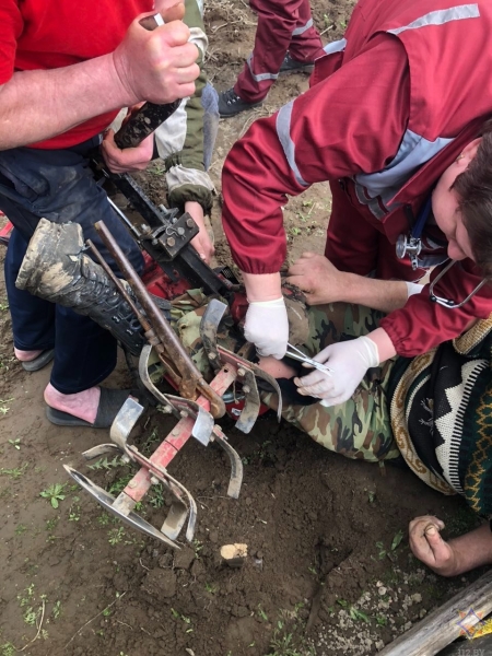Спасатели освободили ногу мужчины из мотокультиватора Спасатели освободили ногу мужчины из мотокультиватора