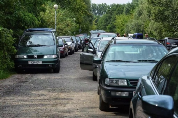 Люди почти сутки стоят в очередях на белорусско-польской границе. Репортаж из Бреста