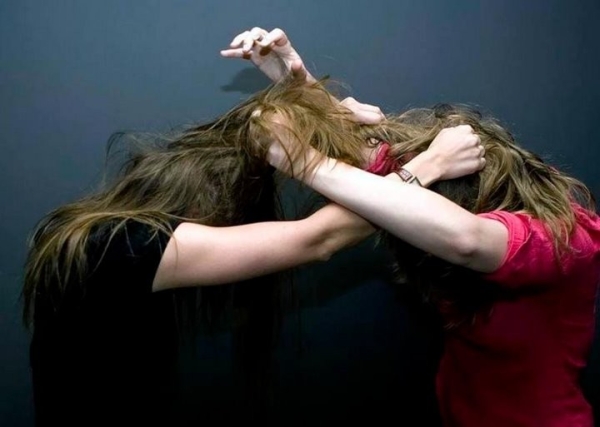 Нешуточные страсти на дискотеке: дама устроила «разборки» со школьницами