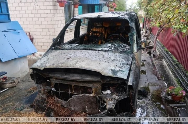 В Березе горели гараж и автомобиль