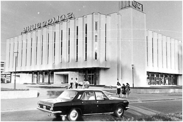 Посмотрите на старые фотографии ЦУМа в Бресте. На одной из фотографий можно увидеть, как он строился
Посмотрите на старые фотографии ЦУМа в Бресте. На одной из фотографий можно увидеть, как он строился