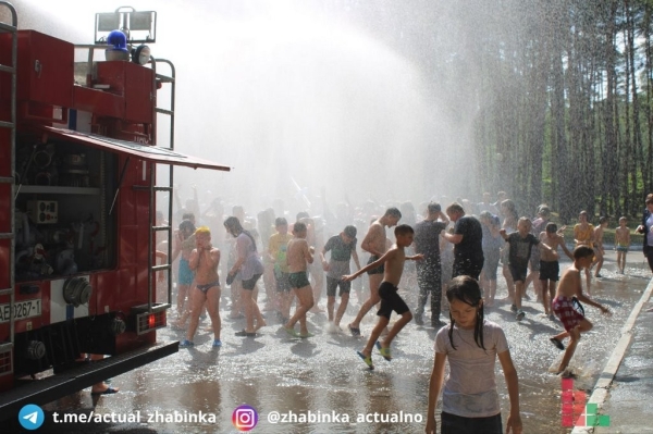 Жабинковские спасатели устроили водную феерию ребятам, отдыхающим в оздоровительном лагере «Орленок»